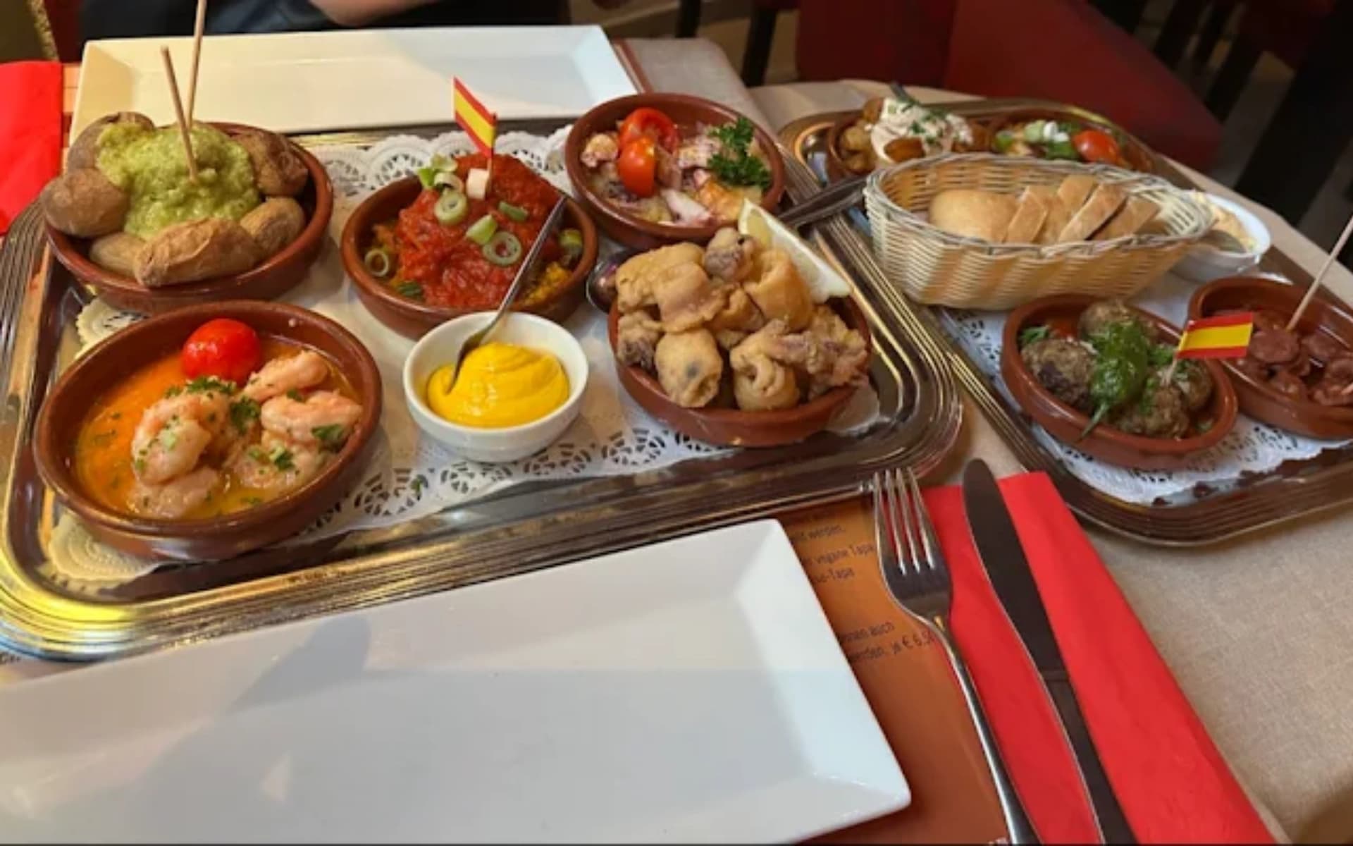 Das Restaurant Timorossi von außen bei Nacht